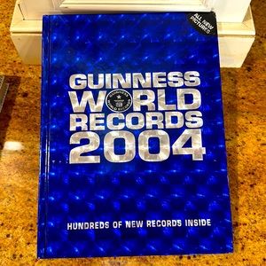 2004  HARDBACK HOLOGRAPHIC SILVER AND BLUE COVER GUINNESS BOOK OF WORLD RECORDS